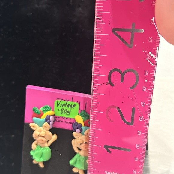 VINTAGE Sulpted Clay Polymer Luau Pig Earrings-Boutique - Picture 6 of 6